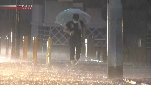 Instabile atmosphärische Bedingungen auslösen Regenstoffe nördlich von Tokio