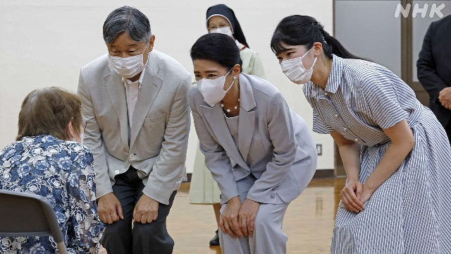 Die kaiserliche Familie trifft Nagasaki Atomic-Bomb-Überlebende