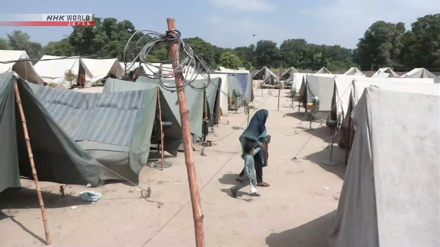 Pakistaner Überschwemmungen töten über 960 Menschen, über 2,6 Millionen, die zum Evakuieren gezwungen sind