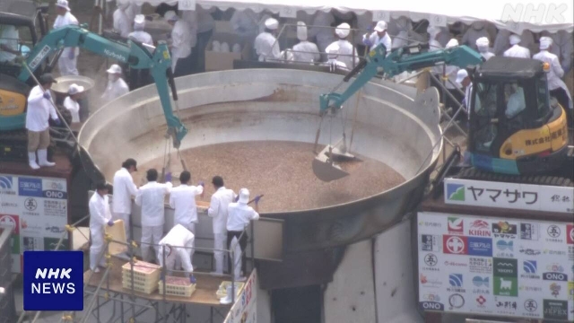Menschen im Nordosten Japans probieren gedünstetes Taro im riesigen Topf, der gekocht wurde