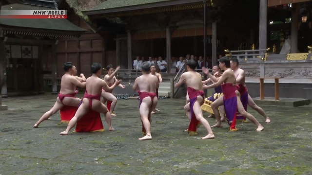 Ritualer Sumo -Tanz, der den Shinto -Göttern im Zentraljapan -Schrein gewidmet ist