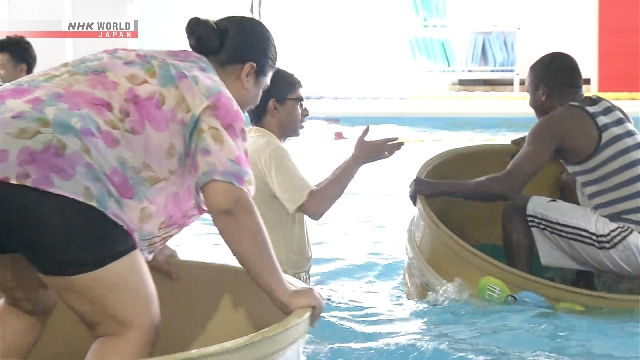 Ausländer im Westen Japans schließen sich ein einzigartiges Riesen -Eimer -Event an