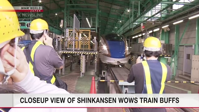 Bahnfans versammeln sich bei der Veranstaltung über Hokuriku Shinkansen Bullet Train