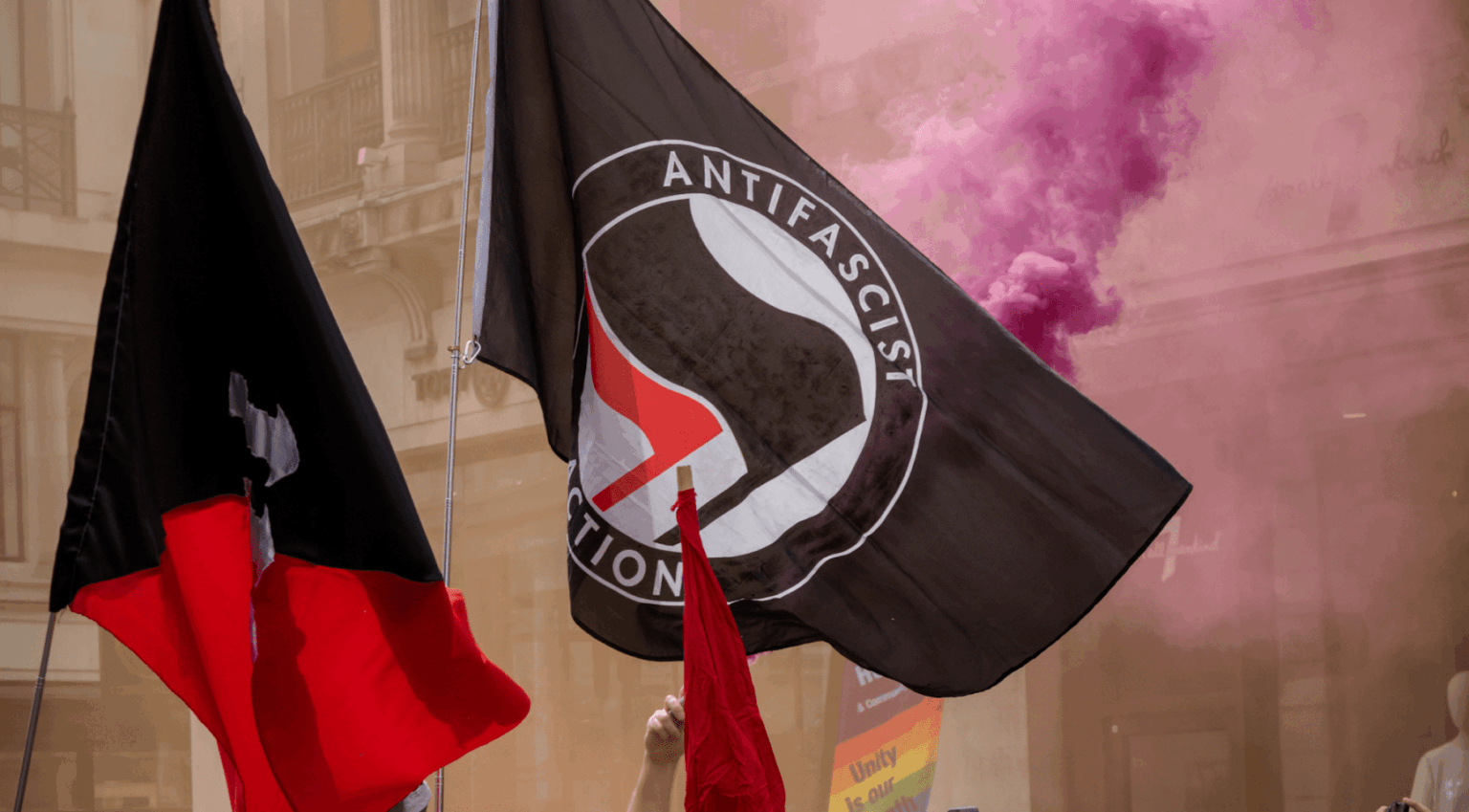 Das niederländische Parlament möchte uns dem Beispiel folgen und Antifa als terroristische Organisation bezeichnen