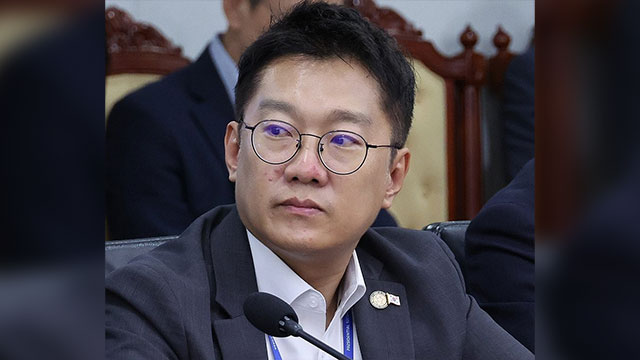 Pres. Büronamen Kim Nam-Joon Zweiter Sprecher neben Kang Yu-Jung