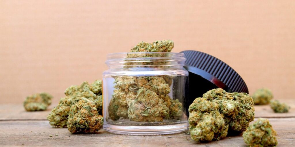 Cannabiskonsum in Verbindung mit stärkeren emotionalen Reaktionen, aber auch eine bessere Genesung bei Menschen mit Angst. Cannabi -Benutzer mit Angst zeigen ausgeprägtere emotionale Reaktionen auf negative Erfahrungen, springen aber auch effektiver zurück.