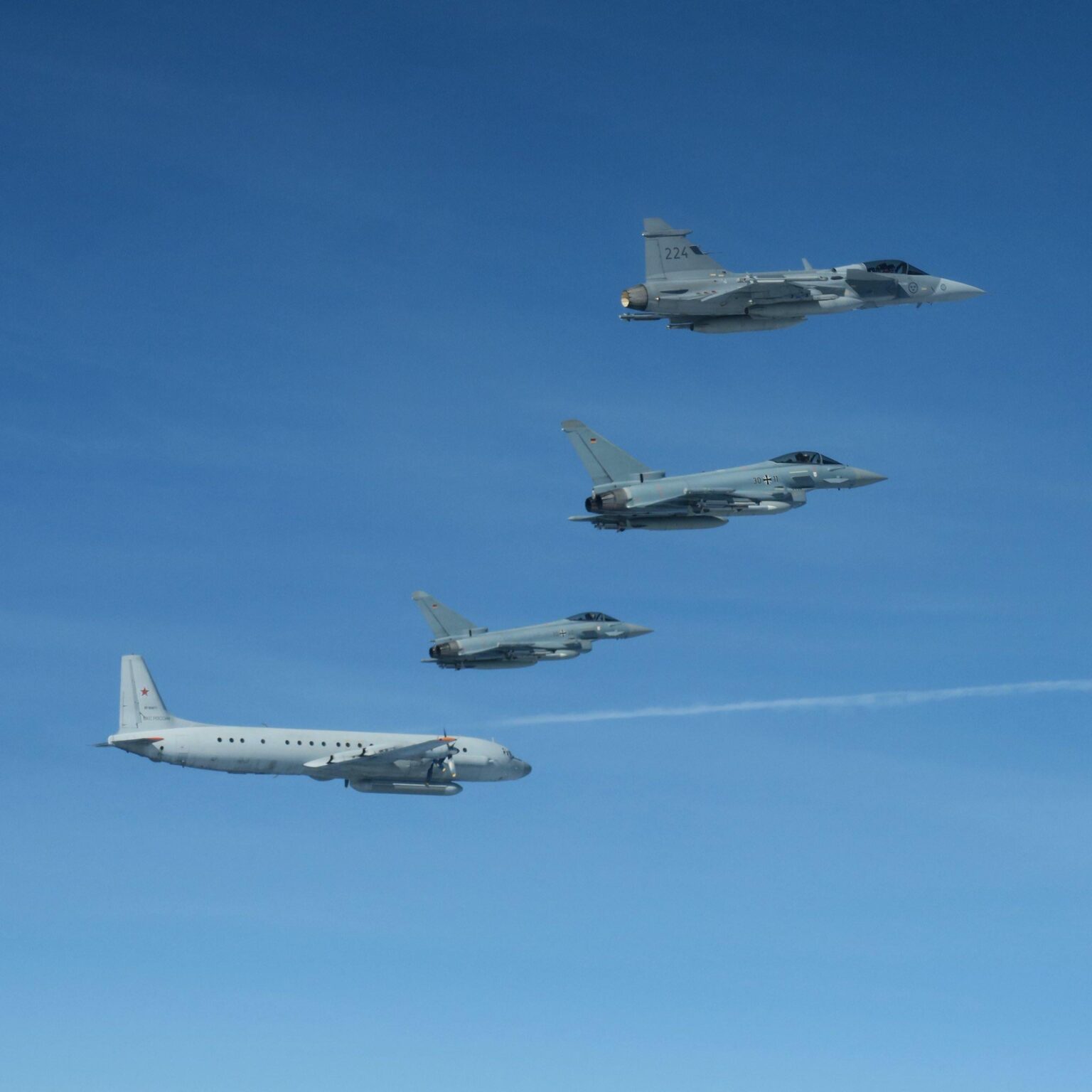 Schwedische Airforce JAS-39C Gripen und deutsche Luftwaffe Eurofighter Typhoon Flugzeuge Überwachung eines russischen IL-20-Aufklärungsflugzeugs über die Baltik, 21. September 2025.
