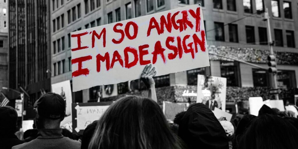Studie stellt fest Im Gegensatz dazu hatte die lediglich starke Identifizierung von einer Partei wenig oder gar negative Auswirkungen auf die Protestbeteiligung.