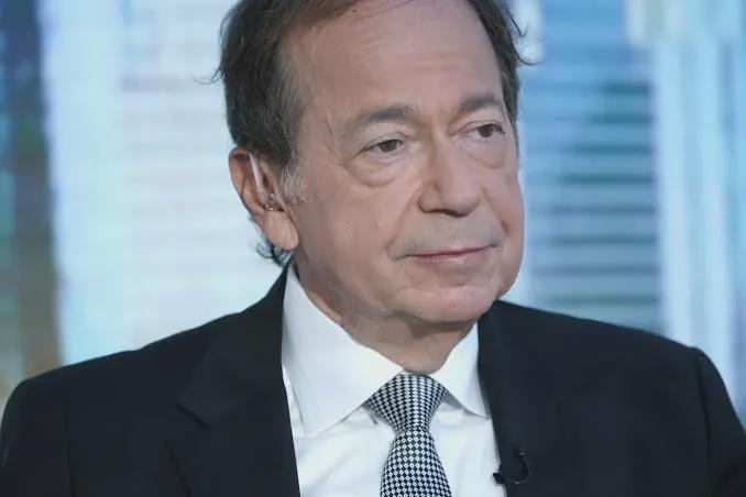 Treffen Sie John Paulson, er arbeitete mit Epstein bei Bear Stearns zusammen und ist Hedgefondsmanager und republikanischer Mega-Donor. Derzeit arbeitet er mit Miriam Adelson an einem 2 -Millionen -Dollar -PR -Blitz gegen Rep. Thomas Massie zusammen, weil er versucht hat, die Epstein -Dateien freizulegen.