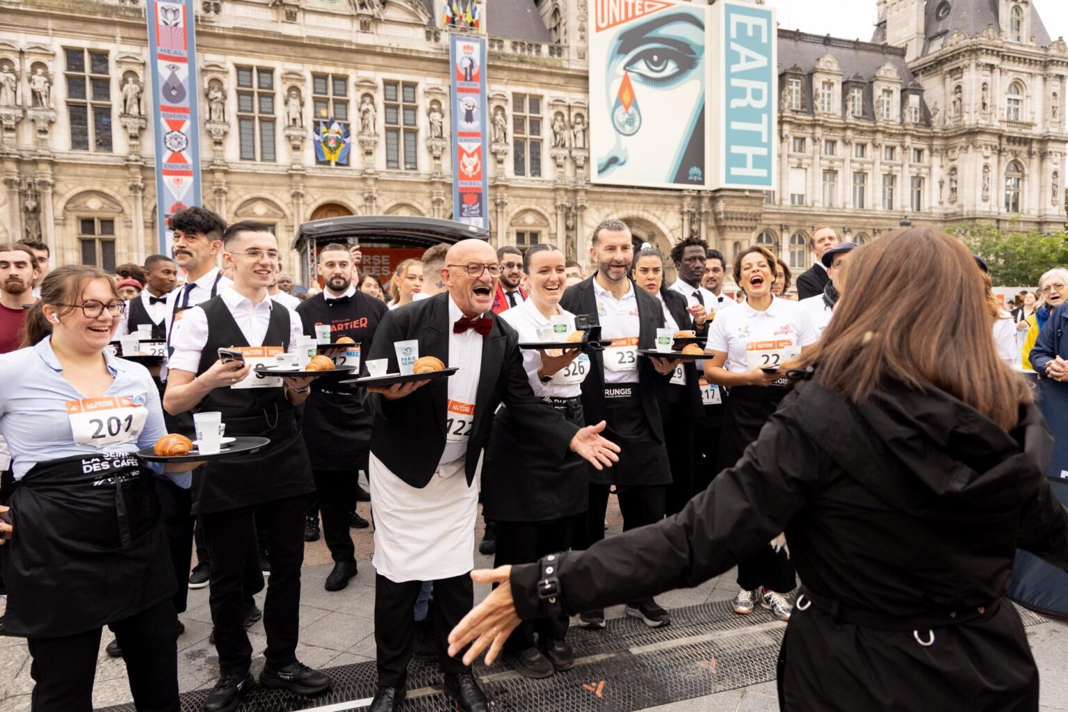 Heute war die Ausgabe 2025 des Kellnerns Marathon in Paris: ein 3 km schneller Spaziergang mit einer Platte, einem Croissant, einem Kaffee und einem Glas Wasser - ohne einen einzigen Tropfen zu verschütten.