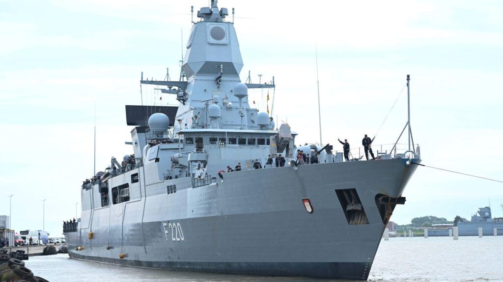 Russische Aufklärungsflugzeuge fliegen über die deutsche Fregatte "Hamburg"