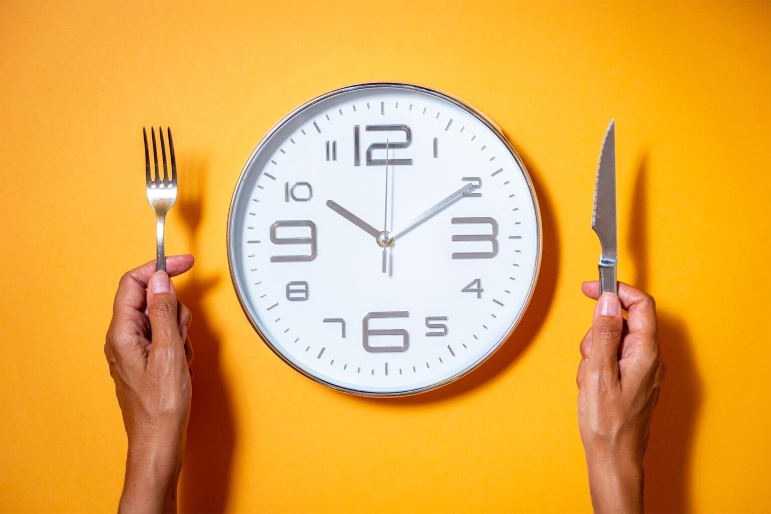 Die Forschung hat festgestellt, dass bei älteren Erwachsenen später die Frühstückszeit konsequent mit körperlichen und psychischen Erkrankungen wie Depressionen verbunden war. Mit zunehmendem Alter von Erwachsenen essen sie zu späteren Zeiten zum Frühstück und Abendessen und verengen gleichzeitig das gesamte Zeitfenster, in dem sie jeden Tag essen.