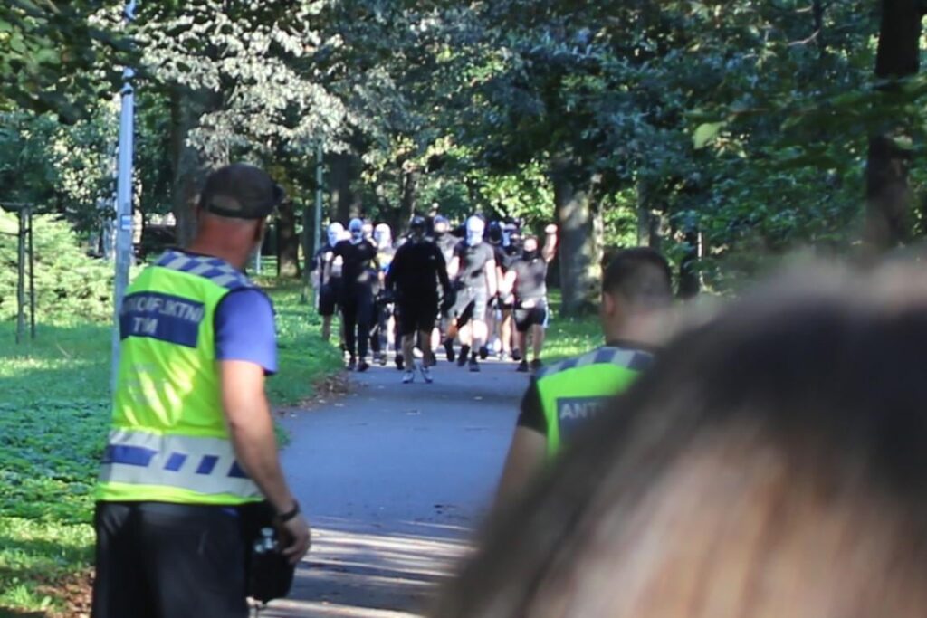 Faschisten haben heute eine friedliche antifaschistische Demonstration in der Tschechischen Republik angegriffen