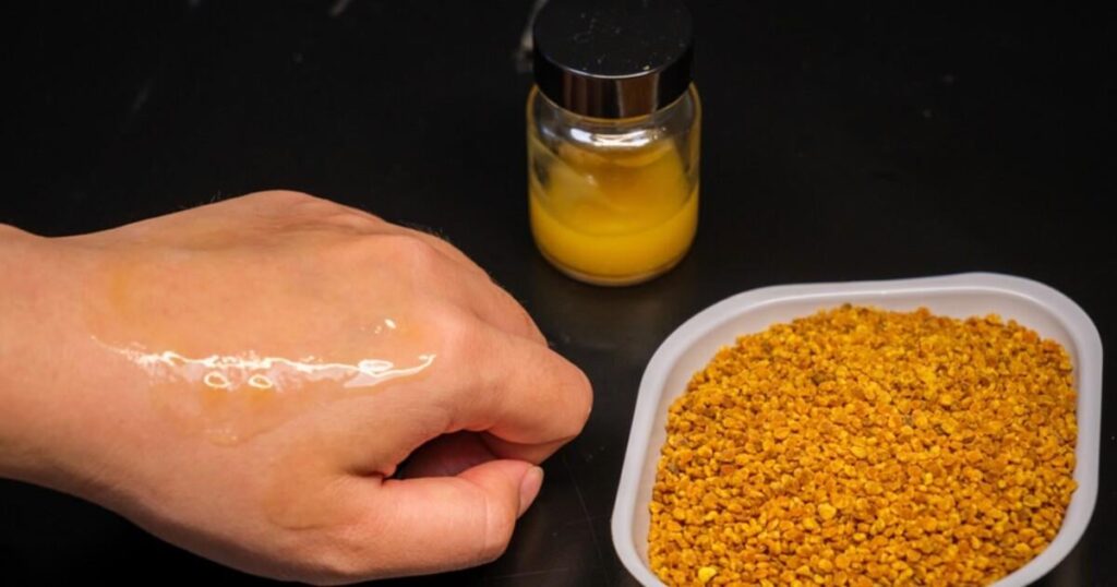 Experimentelle neue Sonnenschutzmittel verzichten auf Mineralien und ersetzen sie durch Pflanzenpollen. Bei der Anwendung auf tierische Haut in Labortests bewertete es SPF 30 und blockierte 97% UV -Strahlen. Es hatte keinen Einfluss auf Korallen, auch nach 60 Tagen. Im Gegensatz dazu starben Korallen innerhalb von 6 Tagen nach der Exposition gegenüber kommerziellen Sonnenschutzmitteln an Bleichen. Experimentelle neue Sonnenschutzmittel verzichten auf Mineralien und ersetzen sie durch Pflanzenpollen. Bei der Anwendung auf tierische Haut in Labortests bewertete es SPF 30 und blockierte 97% UV -Strahlen. Es hatte keinen Einfluss auf Korallen, auch nach 60 Tagen. Im Gegensatz dazu starben Korallen innerhalb von 6 Tagen nach der Exposition gegenüber kommerziellen Sonnenschutzmitteln an Bleichen.