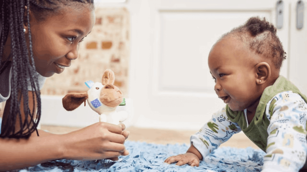 Babys achten am längsten, wenn Eltern Wörter und Gesten kombinieren, schlägt die UC Davis -Studie vor