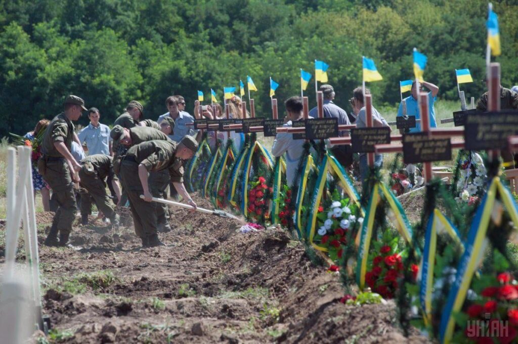 Putin Ilovaisks Massaker wurde vor 11 Jahren vorgenommen. Eingezäunte ukrainische Soldaten versprachen einen Korridor, den Kessel zu verlassen. Das Ergebnis ist 366 Tote, 400+ Verwundete, mehr als 300 Kriegsgefangene. Nach dem BP -Memorandum brach er dies und verletzte einen Friedensvertrag. Putin Ilovaisks Massaker wurde vor 11 Jahren vorgenommen. Eingezäunte ukrainische Soldaten versprachen einen Korridor, den Kessel zu verlassen. Das Ergebnis ist 366 Tote, 400+ Verwundete, mehr als 300 Kriegsgefangene. Nach dem BP -Memorandum brach er dies und verletzte einen Friedensvertrag.