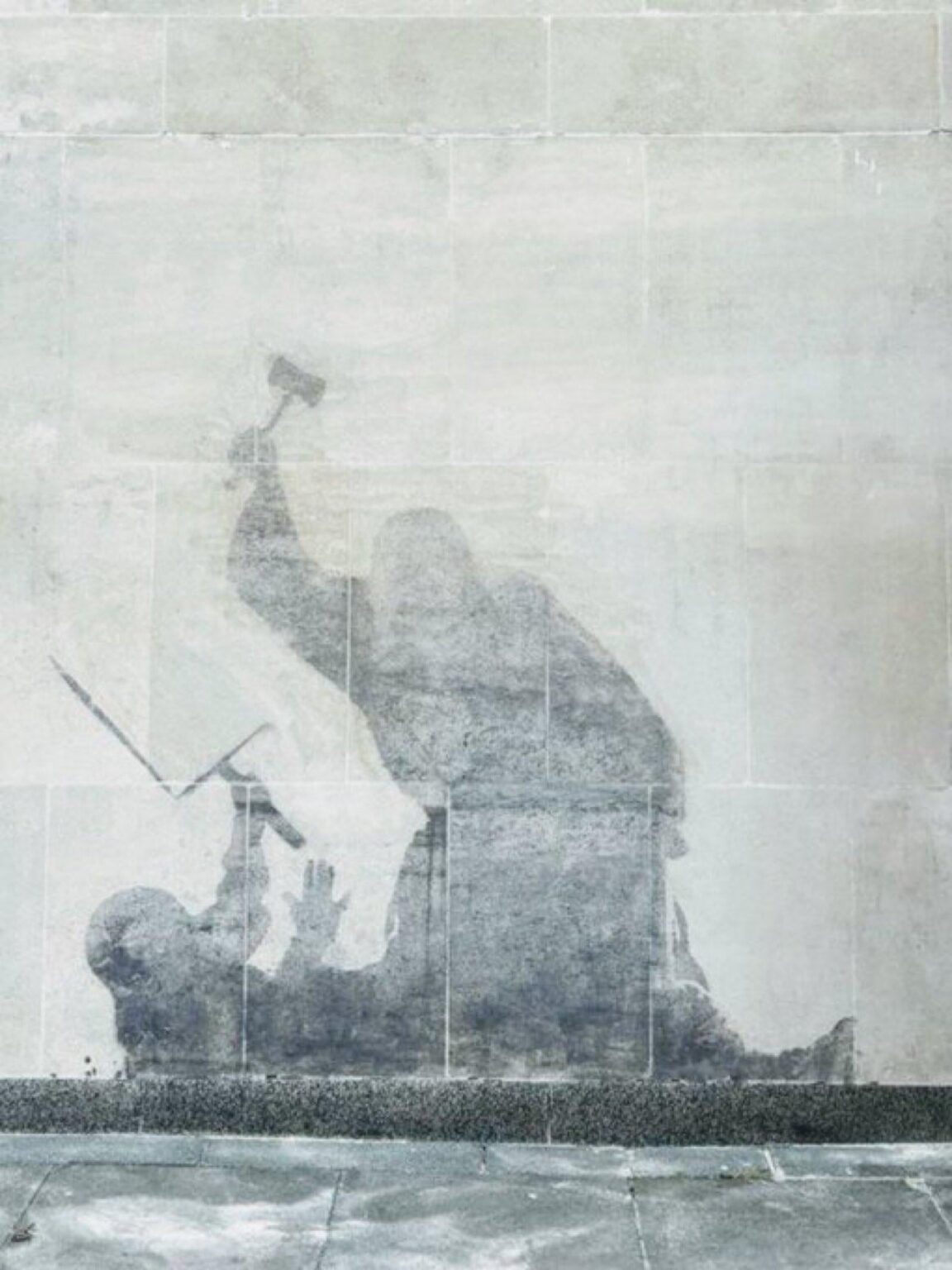 Um die Kunst von Banksy zu entfernen, hat die britische Regierung in Großbritannien ein ikonisches Symbol für Ungerechtigkeit geschaffen.