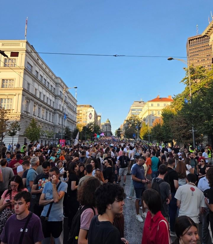 Es ist der erste Schultag in Serbien und Schüler der Highschool organisieren massive Anti-Govt. Proteste