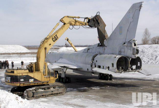 Der letzte TU-22-Mio.-Bomber der Ukraine wird mit Hilfe des von US finanzierten „Kooperationsbedrohungsprogramms“, 2006 abgebaut, 2006 abgebaut