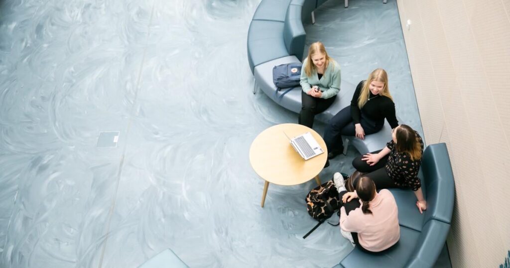 KI kann soziale Situationen zwischen Menschen und Videos fast so zuverlässig wie Menschen und noch konsequenter erkennen und interpretieren als nur eine einzelne Person. Die Forscher verglichen die von KI durchgeführten Bewertungen mit mehr als 2.000 ähnlichen Bewertungen, die von Menschen durchgeführt wurden.
