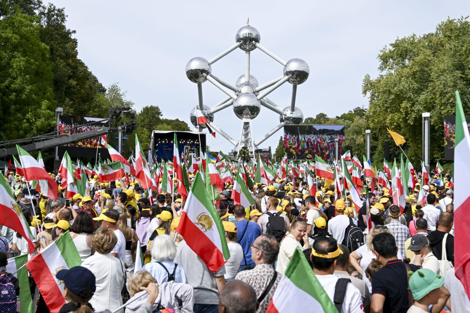 Tausende protestieren in Brüssel gegen die iranische Regierung