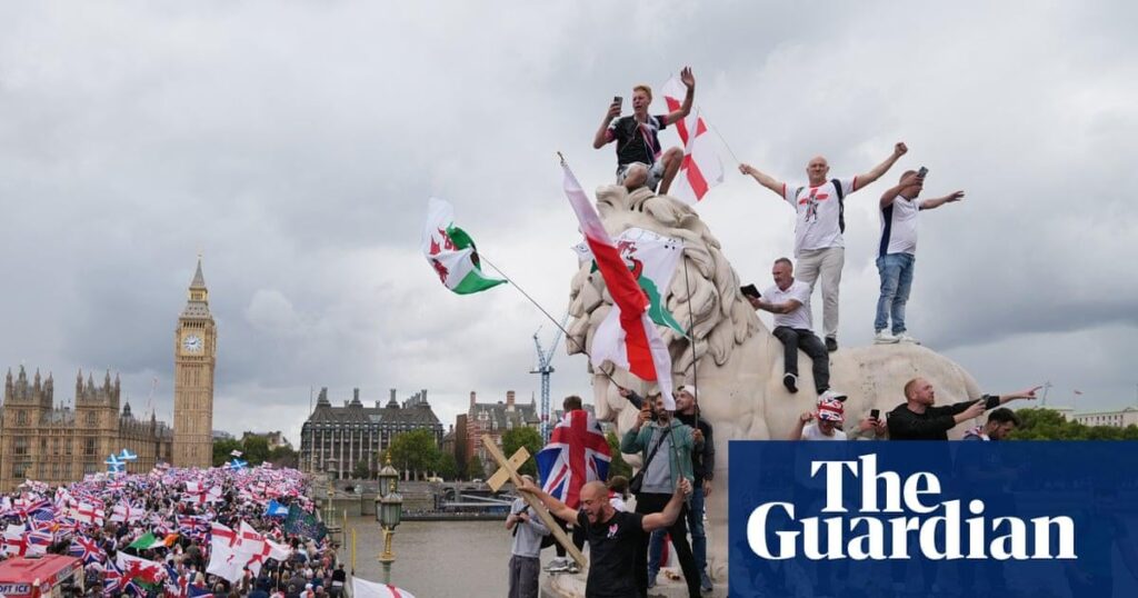Mehr als 110.000 Menschen haben an einem rechtsextremen Straßenprotest teilgenommen, der vom Aktivisten Stephen Yaxley-Lennon, bekannt als Tommy Robinson, organisiert wird, in dem die größte nationalistische Veranstaltung seit Jahrzehnten. Mehr als 110.000 Menschen haben an einem rechtsextremen Straßenprotest teilgenommen, der vom Aktivisten Stephen Yaxley-Lennon, bekannt als Tommy Robinson, organisiert wird, in dem die größte nationalistische Veranstaltung seit Jahrzehnten.