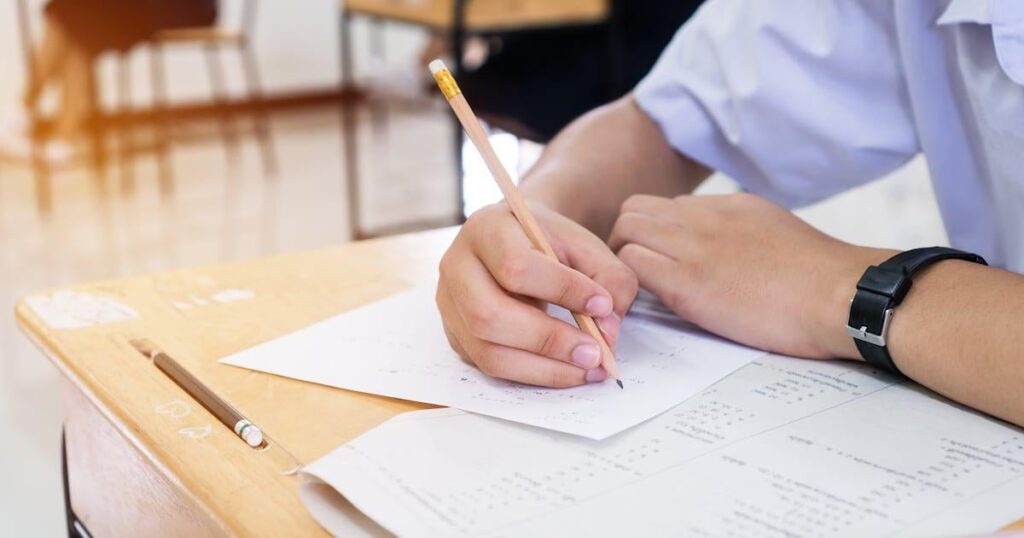 Zweimal so viele Abschluss -Zertifikatstudenten haben Ergebnisse beim Betrügen zurückgehalten