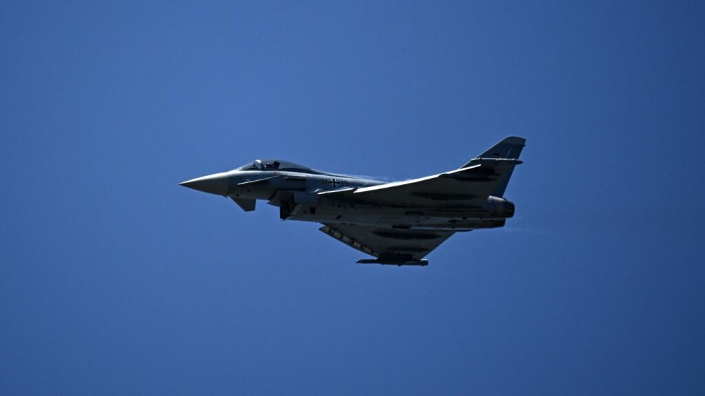 Deutsche und schwedische Jets nehmen das russische Militärflugzeug über Ostsee ab.