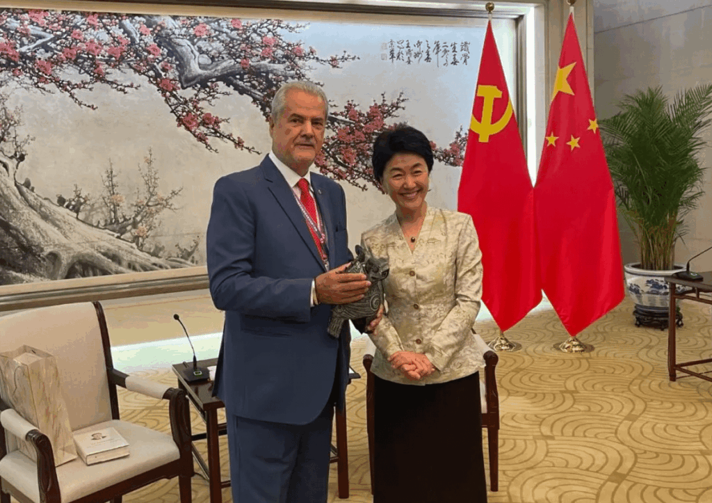 Adrian Nastase hat angekündigt, dass er an der Peking Military Parade teilnimmt, wo Xi Jinping, Vladimir Putin und Kim Jong Un anwesend sein werden - hotnews.ro
