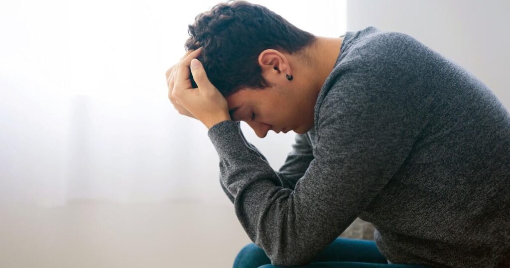 Eine neue Studie zeigt, dass eine personalisierte, präzise Form der Hirnstimulation, HD-TDCs, die Symptome der Depressionen schnell lindern und sogar die Angst verringern kann und eine vielversprechende medikamentenfreie Alternative mit nur leichten Nebenwirkungen bietet. Eine neue Studie zeigt, dass eine personalisierte, präzise Form der Hirnstimulation, HD-TDCs, die Symptome der Depressionen schnell lindern und sogar die Angst verringern kann und eine vielversprechende medikamentenfreie Alternative mit nur leichten Nebenwirkungen bietet.
