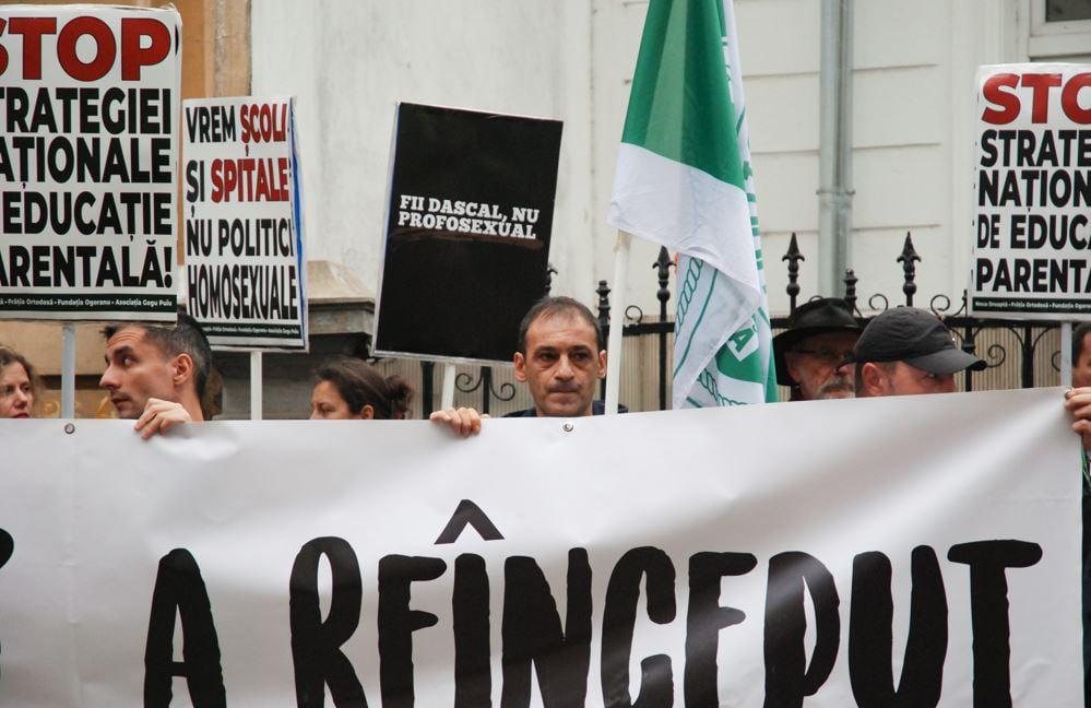 Das Brechen von Alexandru Bâlcu, Führer der neuen Organisation der rechten Neo -Eleganz, wurde zu einem Jahr Gefängnis verurteilt, um Symbole der legionären Bewegung an den Türen einer Synagoge zu halten. Der Satz ist nicht endgültig Das Brechen von Alexandru Bâlcu, Führer der neuen Organisation der rechten Neo -Eleganz, wurde zu einem Jahr Gefängnis verurteilt, um Symbole der legionären Bewegung an den Türen einer Synagoge zu halten. Der Satz ist nicht endgültig