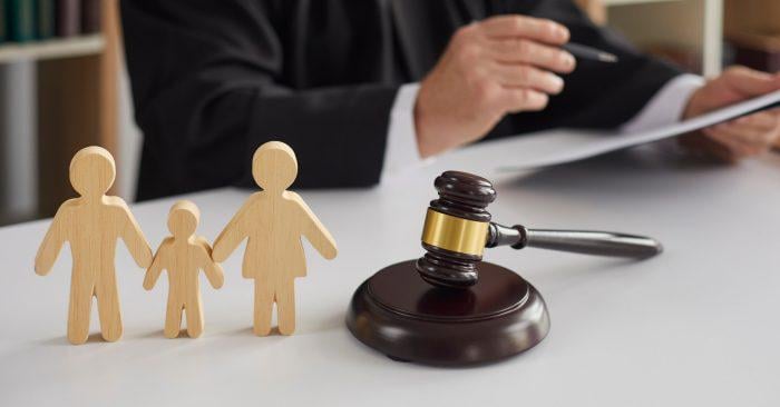 Die von den Richtern vor Familiengerichten ausgewählte Sprache verstärkt die Geschlechterverzerrungen, wobei Mütter hauptsächlich als Pflegekräfte und Väter angesehen werden, die nach ihrer Fähigkeit beurteilt werden, finanziell zu sorgen. Die Väter wurden auch für eine begrenzte Beteiligung an der Kinderbetreuung gelobt, während die Bemühungen von Müttern erwartet wurden