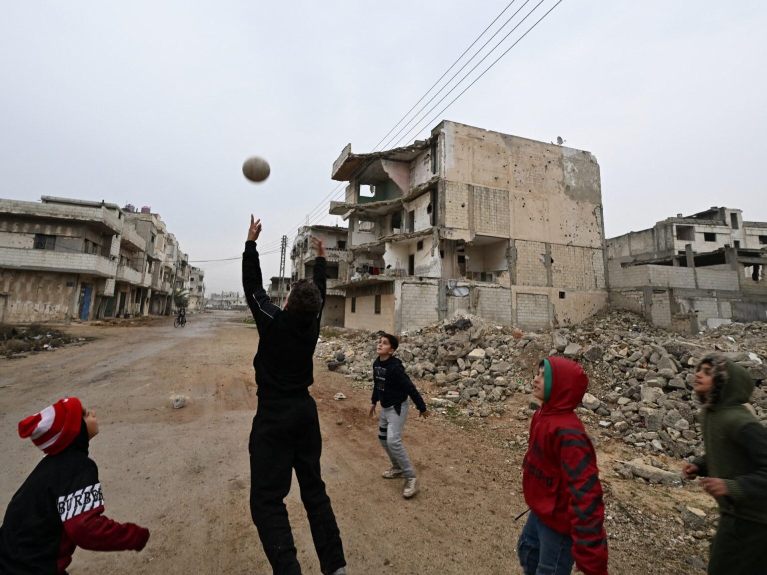 EU -Asylanwendungen um 23% mit einem enormen Rückgang der syrischen Anfragen im Jahr 2025