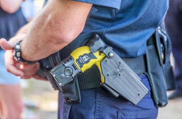 Sollte Frontline Gardaí Taser tragen?