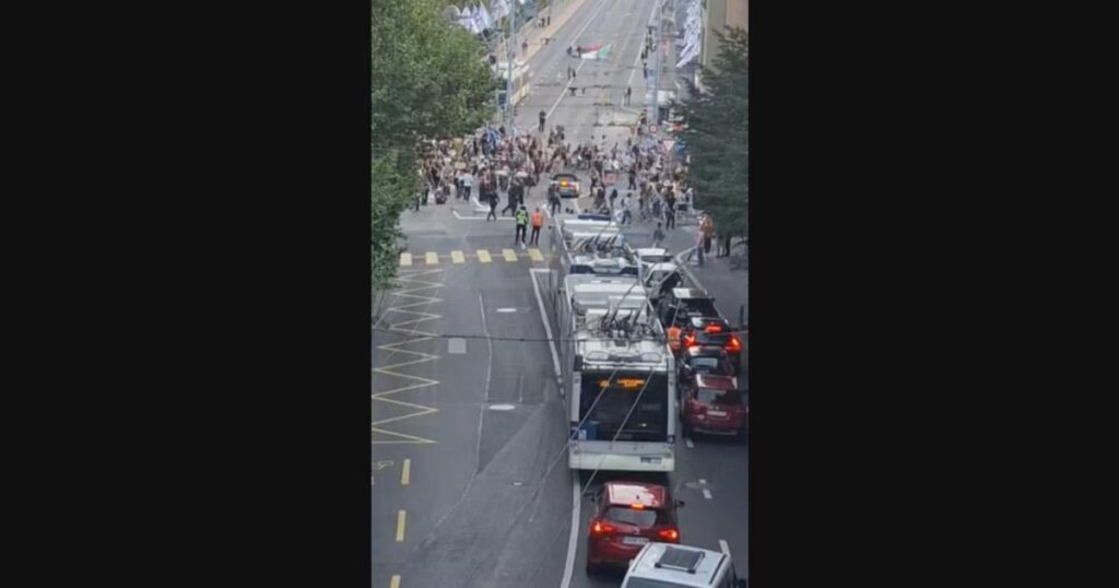 Ein Auto fuhr in Lausanne eine pro-praktische Demonstration.