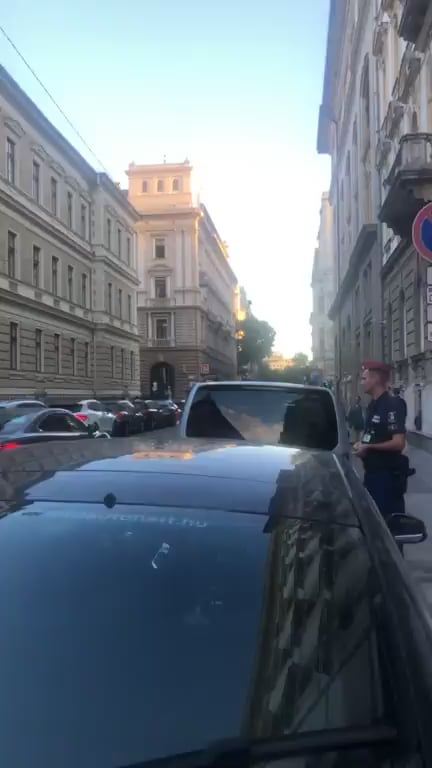 János Lázár trägt seinen Welpen bei einer Regierung, einem blauen Lampenauto und einem staatlich bezahlten Fahrer. Um 2:15 Uhr, nach einigen Nachdenken wird der kleine Boldizsár auftauchen.
