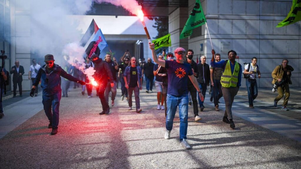 Frankreich getroffen von Welle von Proteste und Streiks als Sparerplan vertieft den Makron -Wut