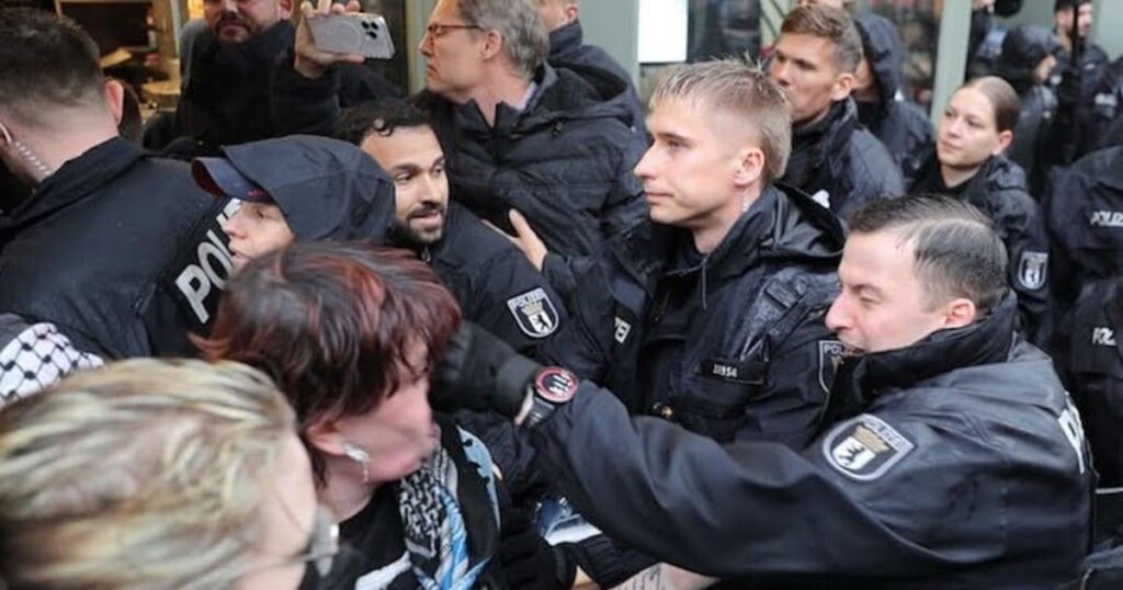 Deutsche Aktivisten begrüßen die irische Intervention über die Berliner Polizei nach Protestgewalt Deutsche Aktivisten begrüßen die irische Intervention über die Berliner Polizei nach Protestgewalt