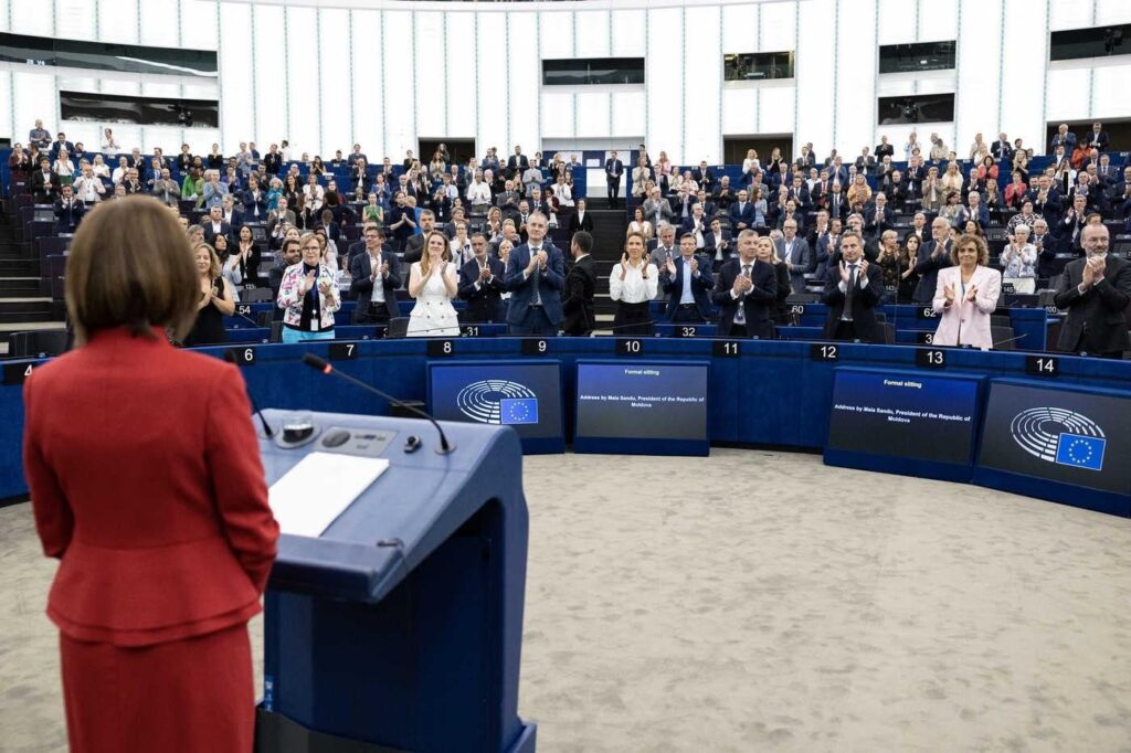 Video Dianas schreien Maia Sandu am Ende ihrer Rede im EU -Parlament. Die Abgeordneten antworteten mit einem Chor Video Dianas schreien Maia Sandu am Ende ihrer Rede im EU -Parlament. Die Abgeordneten antworteten mit einem Chor