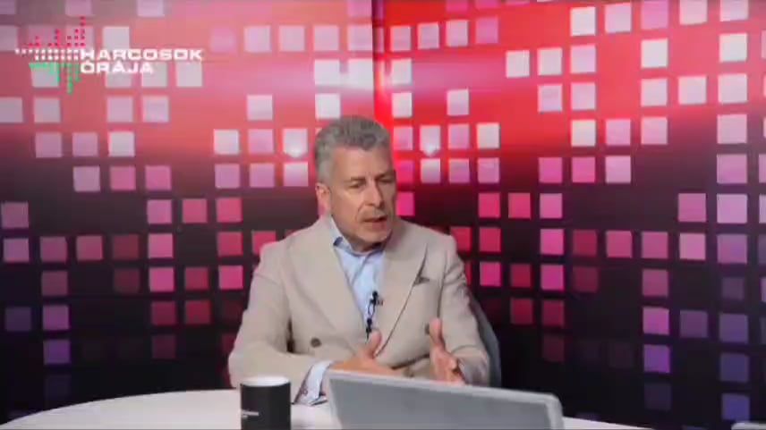 Nachdem Orbán hunderte Male gesagt hat, dass es heute eine Wirtschaft und ein Herrenhaus in 60puszta gibt, hat Balfasz Rákay nun angesprochen, dass nach einer Funktionsänderung Hadházy einen Golfplatz, ein Familienvilla aus einer Landwirtschaftsanlage, auf ausländische Burgen schauen könnte, nicht auf der Tür, nicht um eine gewaltige Strecke aus dem