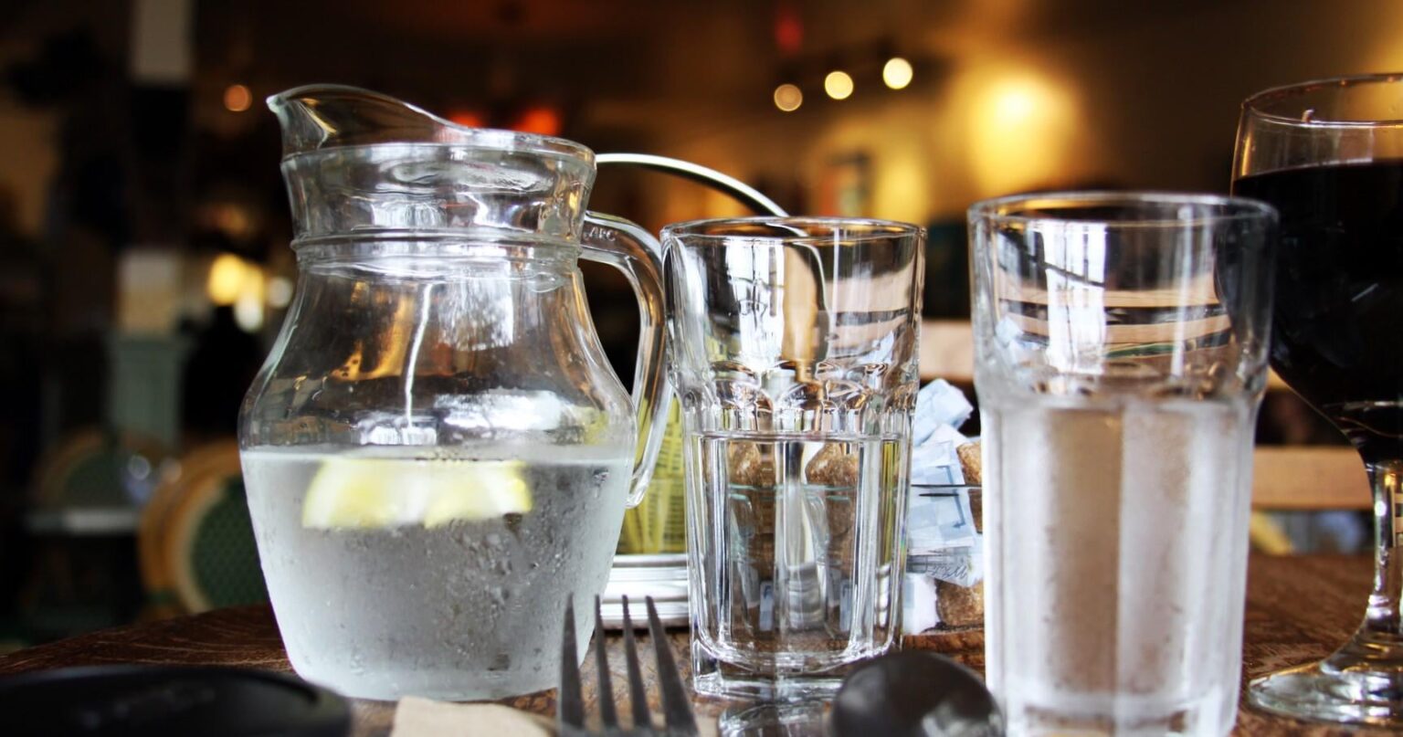 Links fordert Rechtsanforderungen, die kostenlose Leitungswasser in Restaurants in Polen garantieren