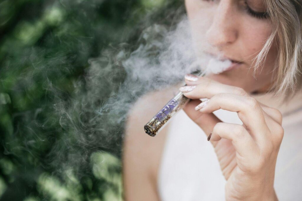 Laut einer neuen Studie, die 125 Patienten für 18 Monate verfolgt, berichteten von Schlaflosigkeit Patienten mit medizinischem Cannabis mit einer verbesserten Schlafqualität und verringerten Angstzuständen, Depressionen und Schmerzen.