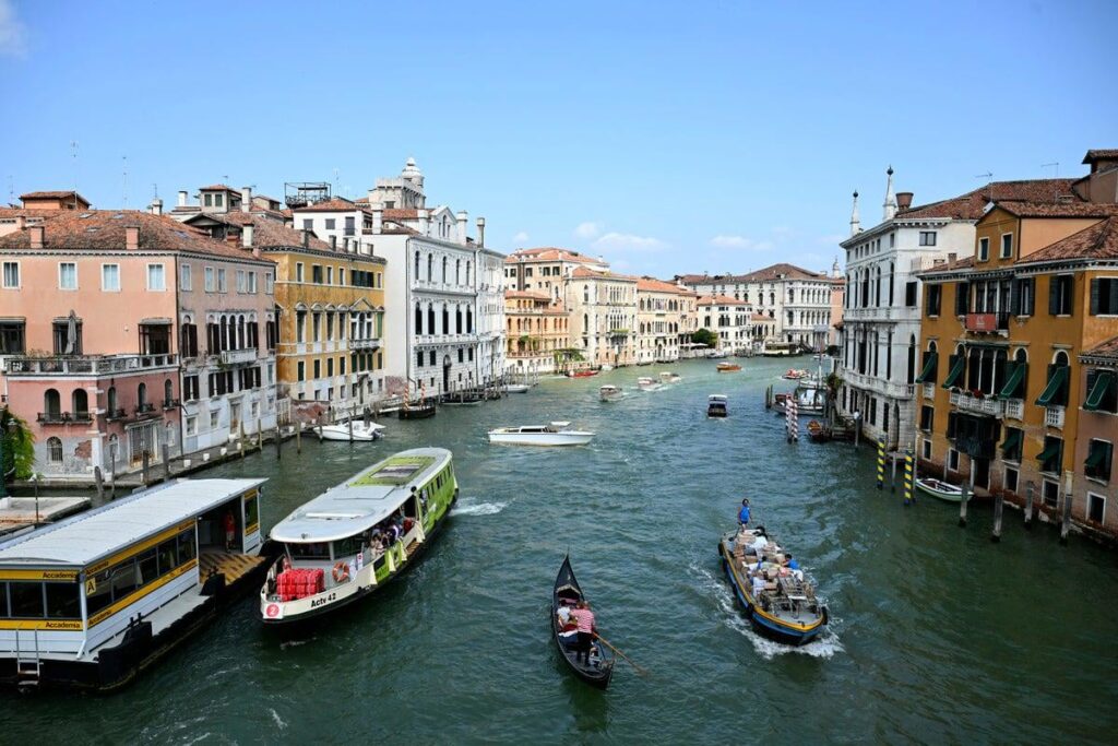 Der britische Mann und seine Freundin wurden aus Venedig zum Schwimmen im Kanal verboten
