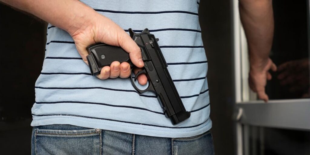 Neue Studie stellt starke Zusammenhänge zwischen Vorurteilen und Unterstützung für politische Gewalt in den Vereinigten Staaten fest. Rassistische Überzeugungen wurden stark von 19,5% der 9.385 befragten Amerikaner, 16,9% für Transphobie, 9,8% für Fremdenfeindlichkeit, 7,7% für feindliche sexistische Ansichten und 5% für starke islamophobische Einstellungen befürwortet. Neue Studie stellt starke Zusammenhänge zwischen Vorurteilen und Unterstützung für politische Gewalt in den Vereinigten Staaten fest. Rassistische Überzeugungen wurden stark von 19,5% der 9.385 befragten Amerikaner, 16,9% für Transphobie, 9,8% für Fremdenfeindlichkeit, 7,7% für feindliche sexistische Ansichten und 5% für starke islamophobische Einstellungen befürwortet.