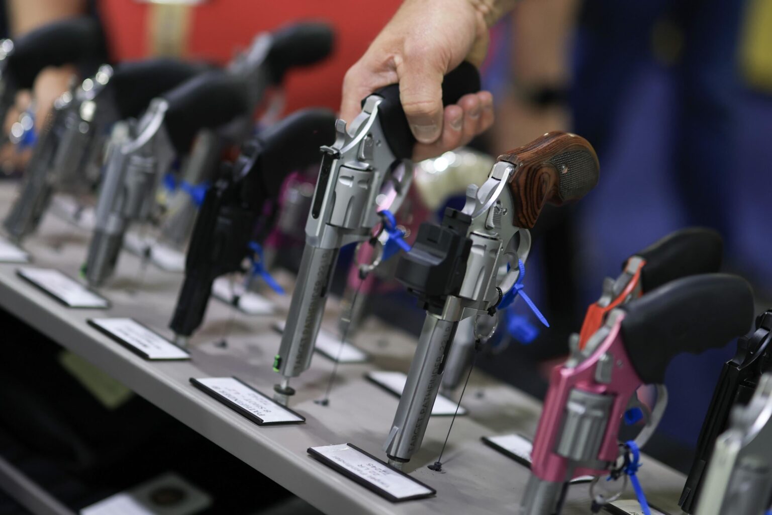 Waffenrechtsgruppen sprengen den Vorschlag, Transgender -Menschen vor Schusswaffen zu blockieren