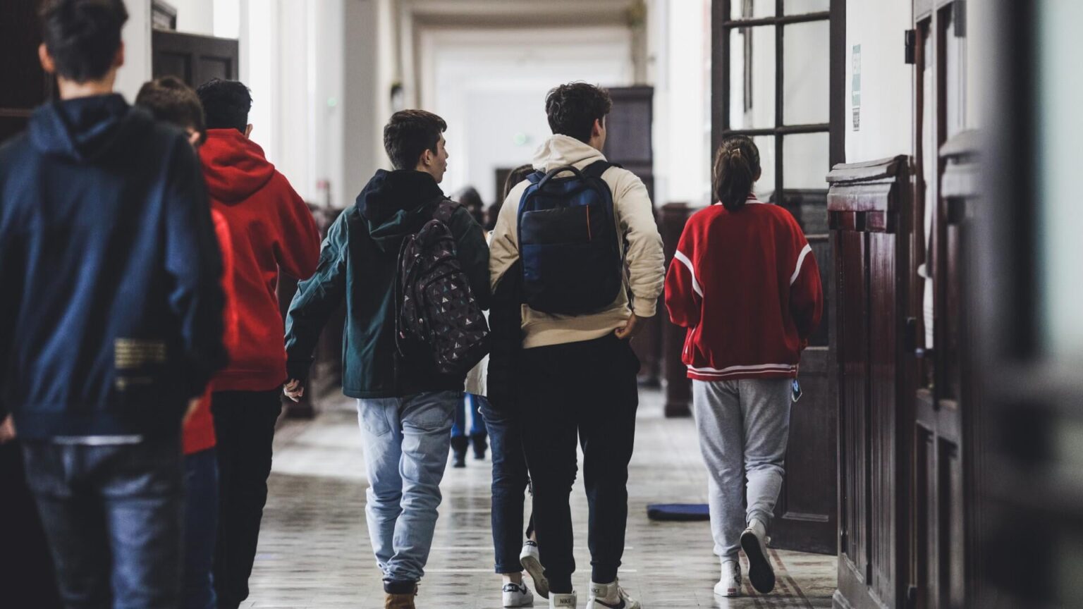 Ein Lehrer aus Galati wurde von einem Schüler geschlagen, nachdem er auf die Aufmerksamkeit auf den Schulhof aufmerksam gemacht hatte Ein Lehrer aus Galati wurde von einem Schüler geschlagen, nachdem er auf die Aufmerksamkeit auf den Schulhof aufmerksam gemacht hatte