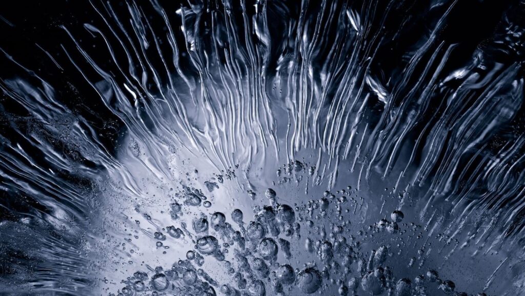 Salz kann gefrorenes Wasser in eine schwache Stromquelle verwandeln: «Das Hinzufügen von Salz zu Eis steigert seine Fähigkeit, beim Biegen elektrischer Strom zu erzeugen. »