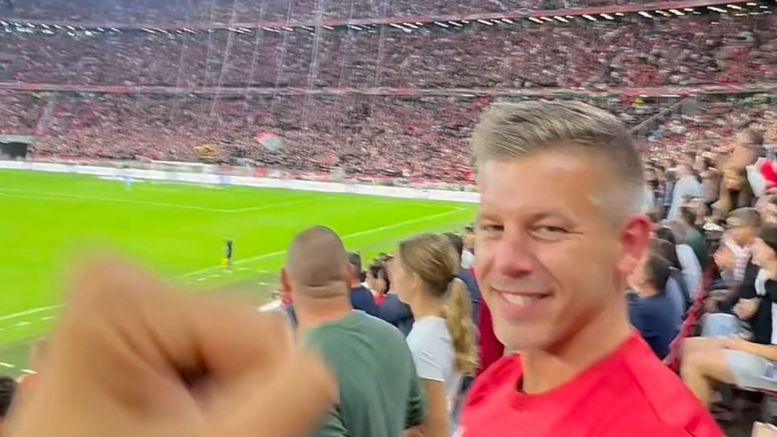 Peter Magyar unter den Menschen in Puskás, dem türkischen Kaiser in der Schachtel.