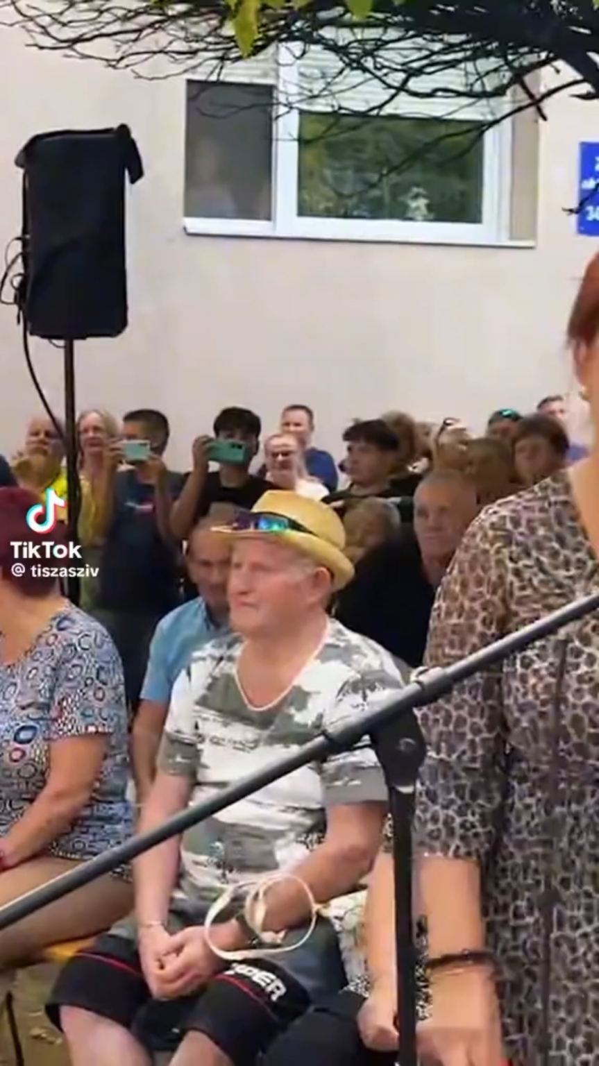 Bürgermeister von Mezőcsát, Anita Siposné Horváth ist vollständig vor MP ...