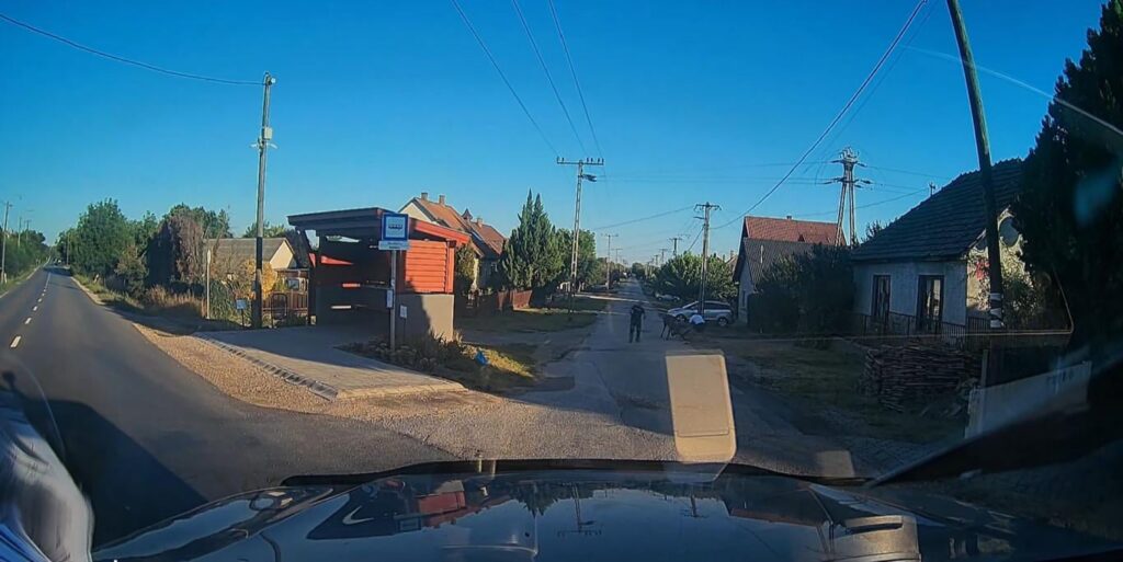 Das Video wurde als Red Deer Fists the Fidesz -Vertreter aufgenommen
